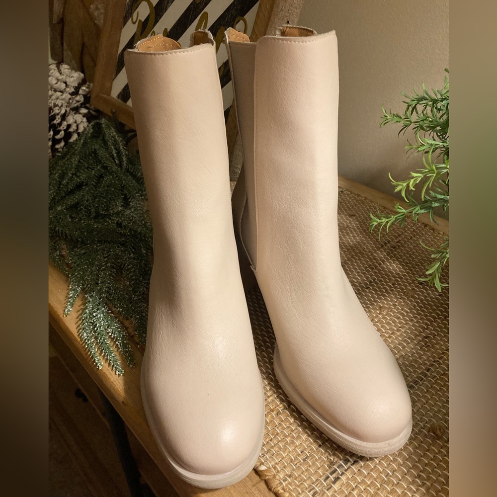 Oasis Society Off White Chelsea Boots